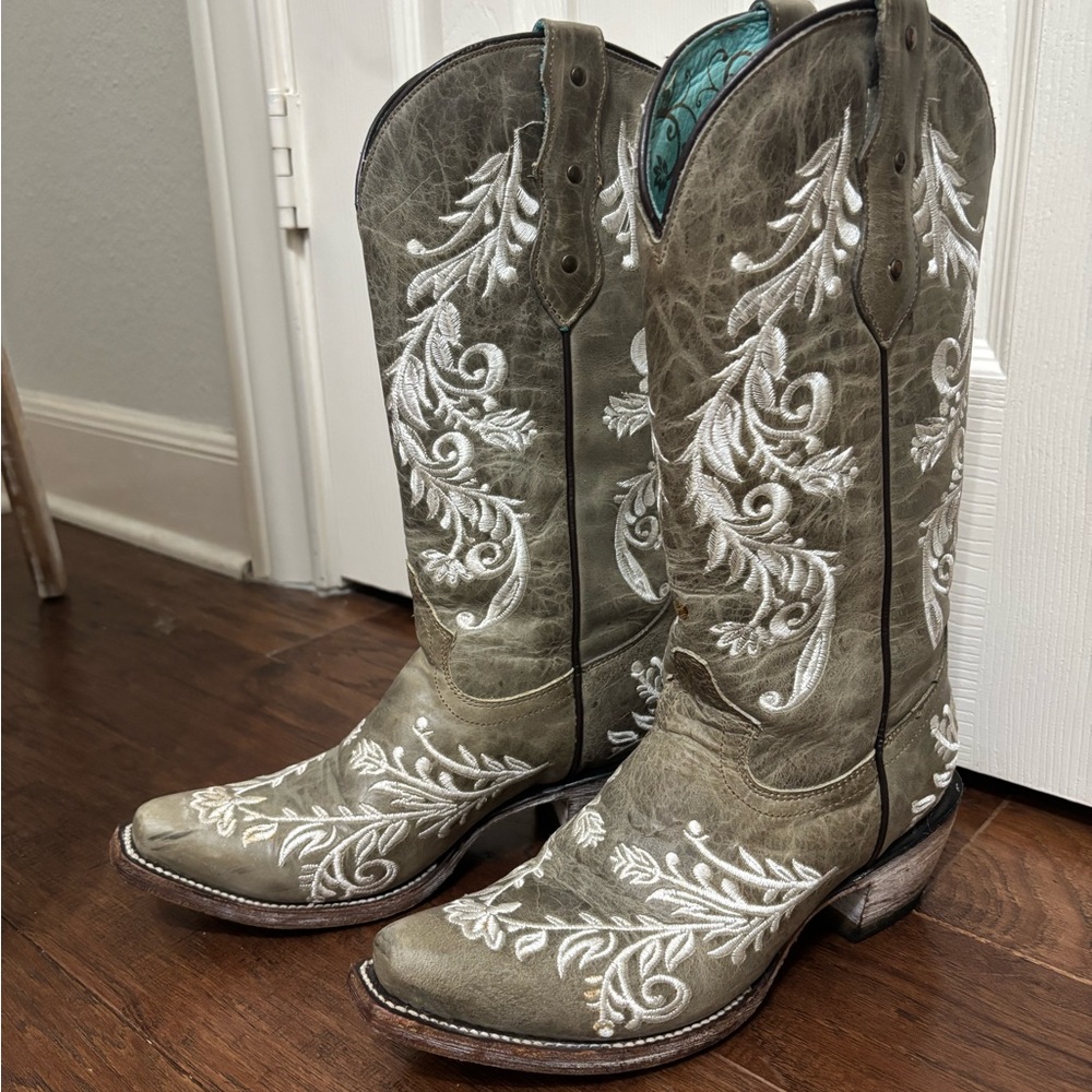 Green and White Western Cowboy Boots with Floral Embroidery